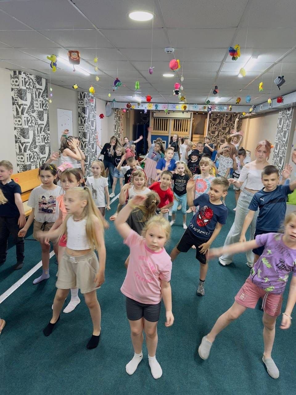 Wohltätigkeitsaktion „Gemeinsam zurück in die Schule“ für Kinder in der Ukraine